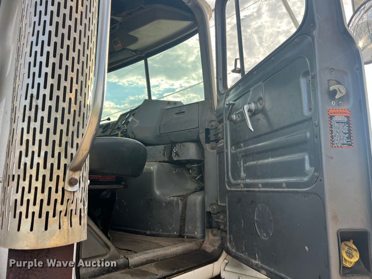 image for item MR9891 2000 Mack DM690S  roll-off container truck