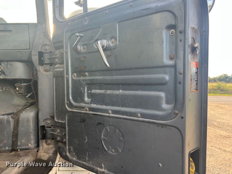 image for item MR9891 2000 Mack DM690S  roll-off container truck