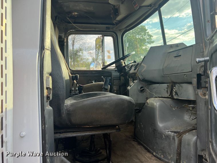 image for item MR9891 2000 Mack DM690S  roll-off container truck