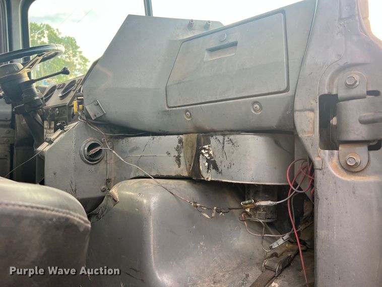 image for item MR9891 2000 Mack DM690S  roll-off container truck