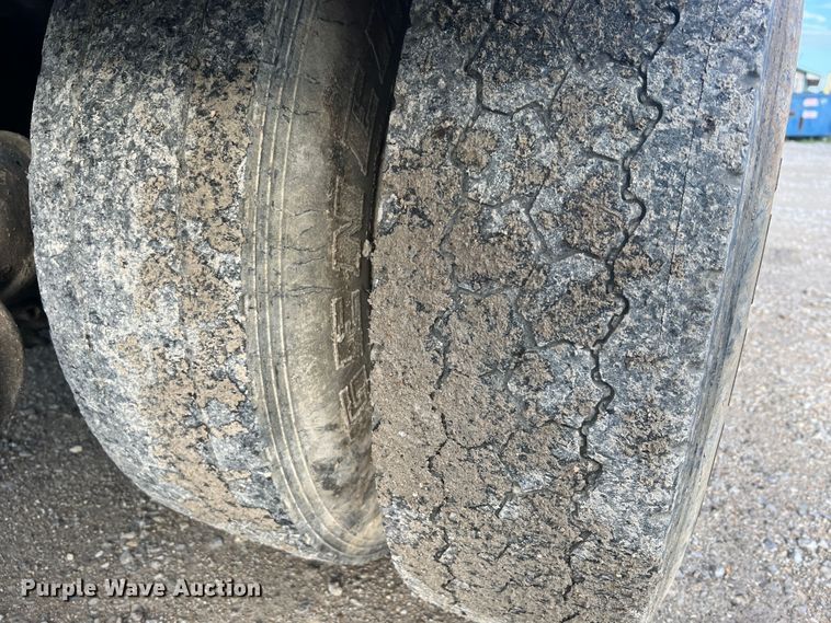 image for item MR9891 2000 Mack DM690S  roll-off container truck