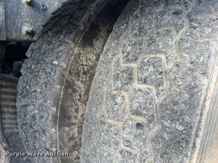 image for item MR9891 2000 Mack DM690S  roll-off container truck