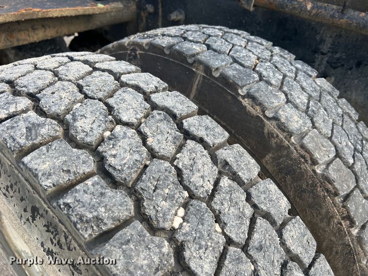 image for item MR9891 2000 Mack DM690S  roll-off container truck