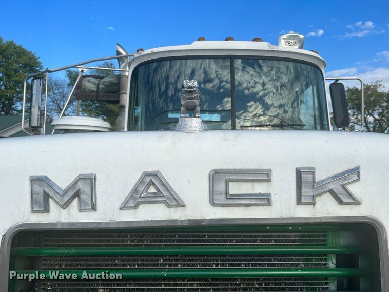 image for item MR9891 2000 Mack DM690S  roll-off container truck