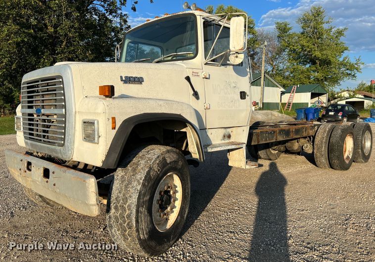 image for item MR9893 1993 Ford LT8000  truck cab and chassis