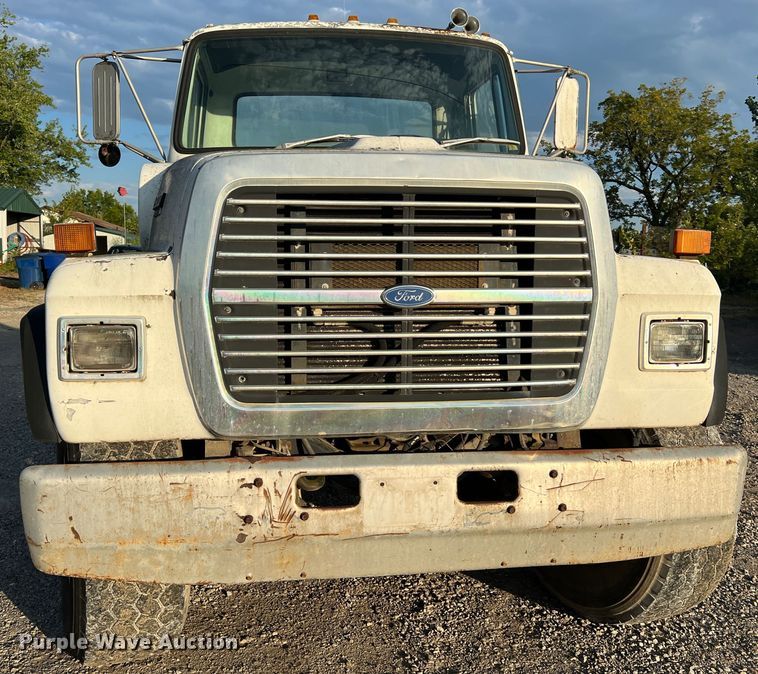 image for item MR9893 1993 Ford LT8000  truck cab and chassis