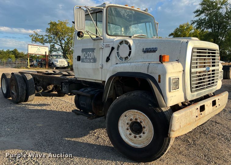 image for item MR9893 1993 Ford LT8000  truck cab and chassis