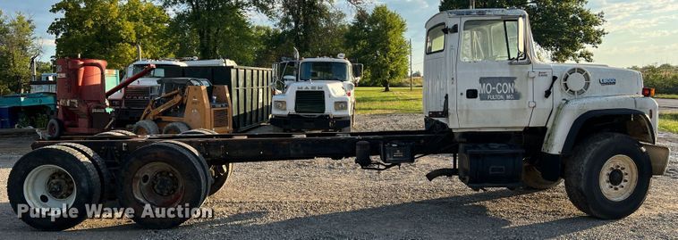 image for item MR9893 1993 Ford LT8000  truck cab and chassis