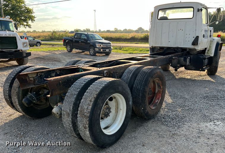 image for item MR9893 1993 Ford LT8000  truck cab and chassis