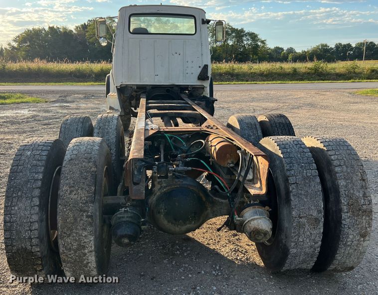 image for item MR9893 1993 Ford LT8000  truck cab and chassis