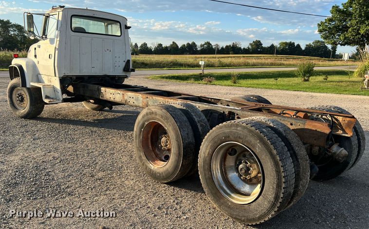 image for item MR9893 1993 Ford LT8000  truck cab and chassis