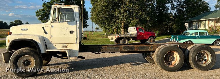 image for item MR9893 1993 Ford LT8000  truck cab and chassis