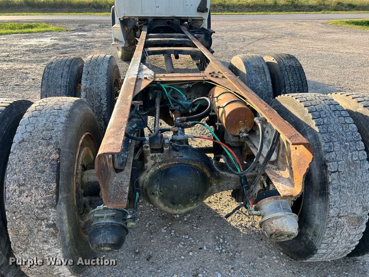 image for item MR9893 1993 Ford LT8000  truck cab and chassis