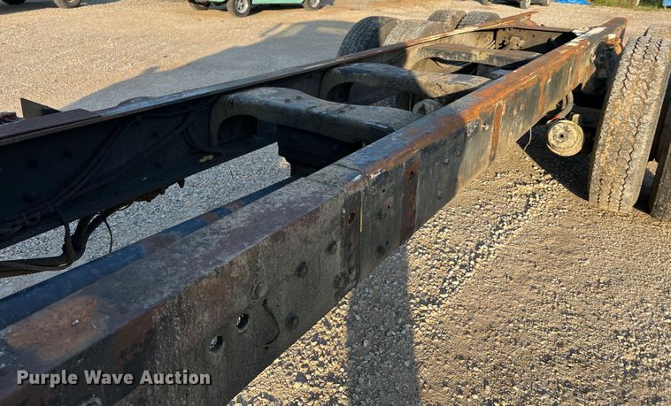 image for item MR9893 1993 Ford LT8000  truck cab and chassis