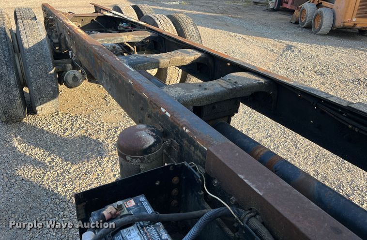 image for item MR9893 1993 Ford LT8000  truck cab and chassis