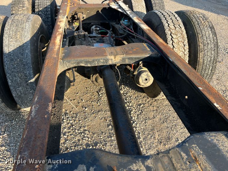 image for item MR9893 1993 Ford LT8000  truck cab and chassis