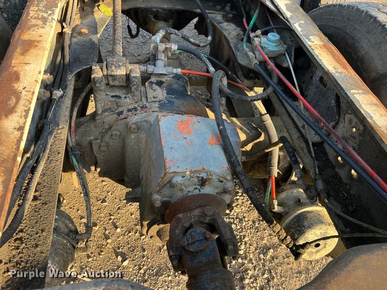 image for item MR9893 1993 Ford LT8000  truck cab and chassis