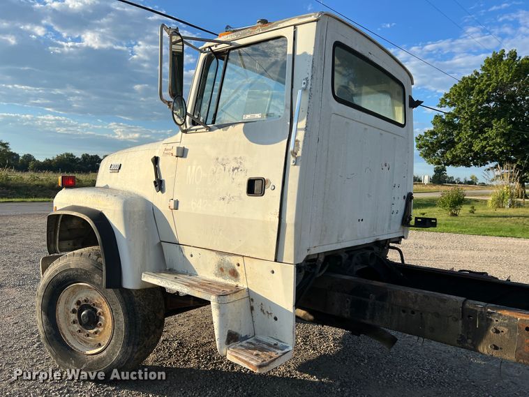 image for item MR9893 1993 Ford LT8000  truck cab and chassis