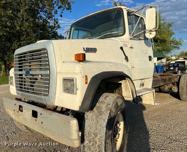 image for item MR9893 1993 Ford LT8000  truck cab and chassis