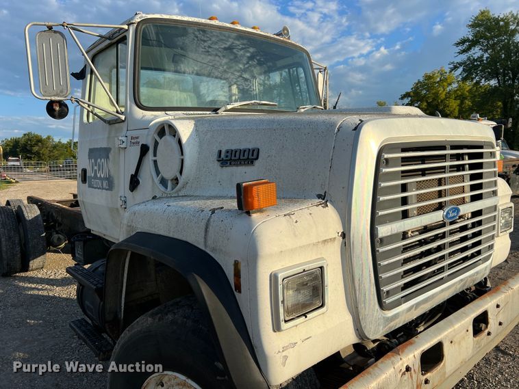 image for item MR9893 1993 Ford LT8000  truck cab and chassis