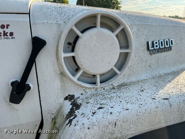 image for item MR9893 1993 Ford LT8000  truck cab and chassis