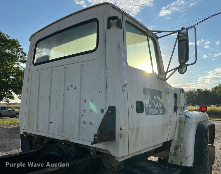 image for item MR9893 1993 Ford LT8000  truck cab and chassis