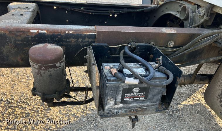 image for item MR9893 1993 Ford LT8000  truck cab and chassis