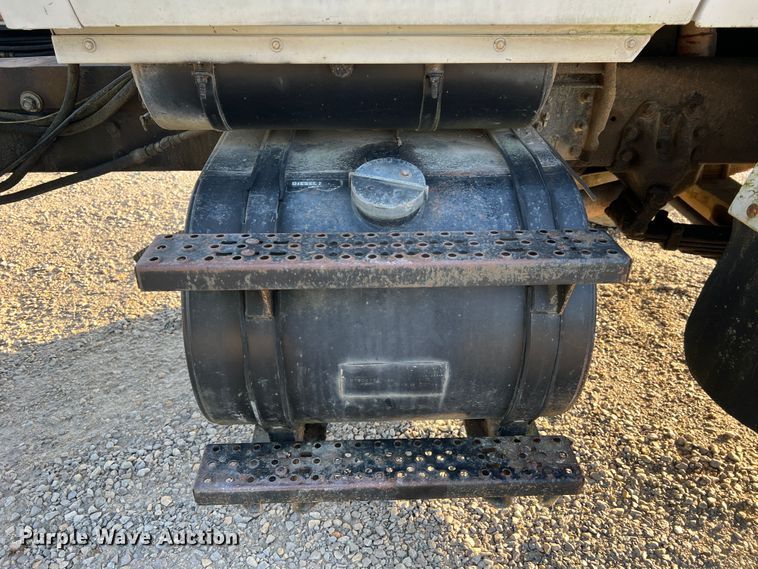 image for item MR9893 1993 Ford LT8000  truck cab and chassis