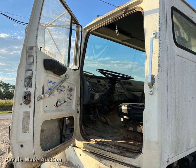 image for item MR9893 1993 Ford LT8000  truck cab and chassis