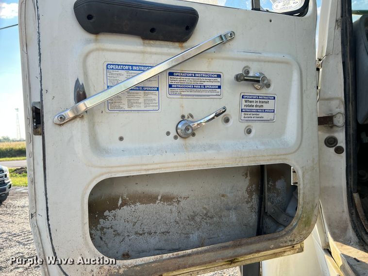 image for item MR9893 1993 Ford LT8000  truck cab and chassis