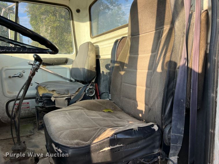 image for item MR9893 1993 Ford LT8000  truck cab and chassis