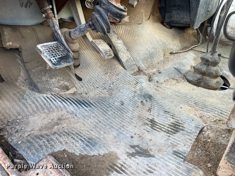 image for item MR9893 1993 Ford LT8000  truck cab and chassis