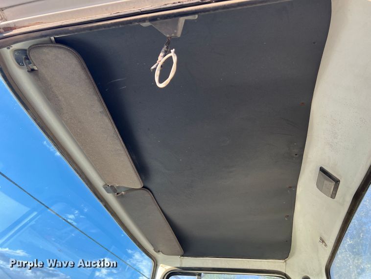 image for item MR9893 1993 Ford LT8000  truck cab and chassis