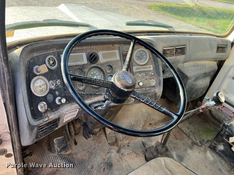 image for item MR9893 1993 Ford LT8000  truck cab and chassis