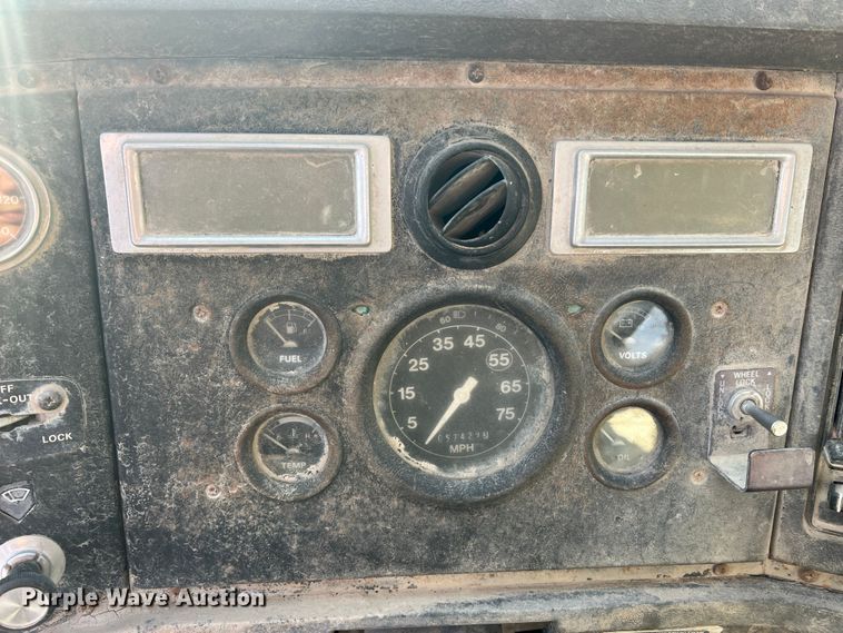 image for item MR9893 1993 Ford LT8000  truck cab and chassis