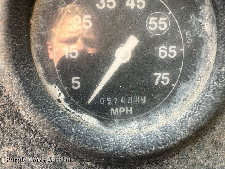 image for item MR9893 1993 Ford LT8000  truck cab and chassis