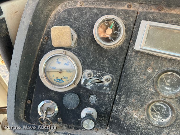 image for item MR9893 1993 Ford LT8000  truck cab and chassis