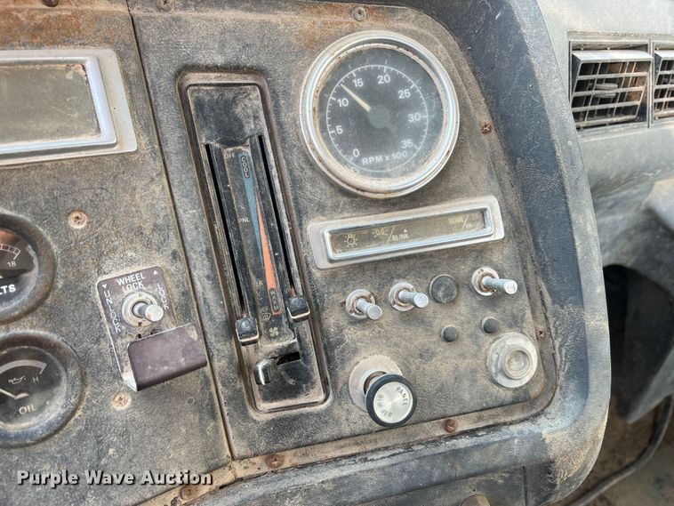 image for item MR9893 1993 Ford LT8000  truck cab and chassis