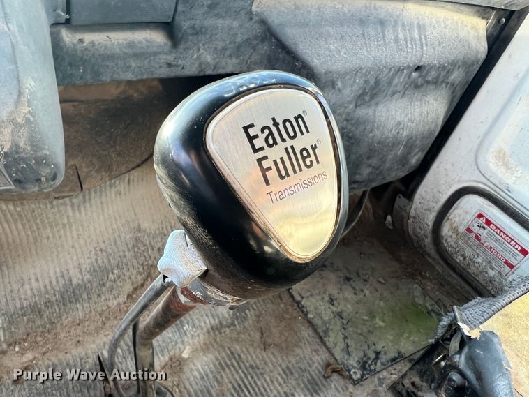 image for item MR9893 1993 Ford LT8000  truck cab and chassis