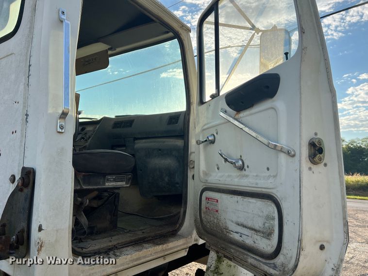 image for item MR9893 1993 Ford LT8000  truck cab and chassis