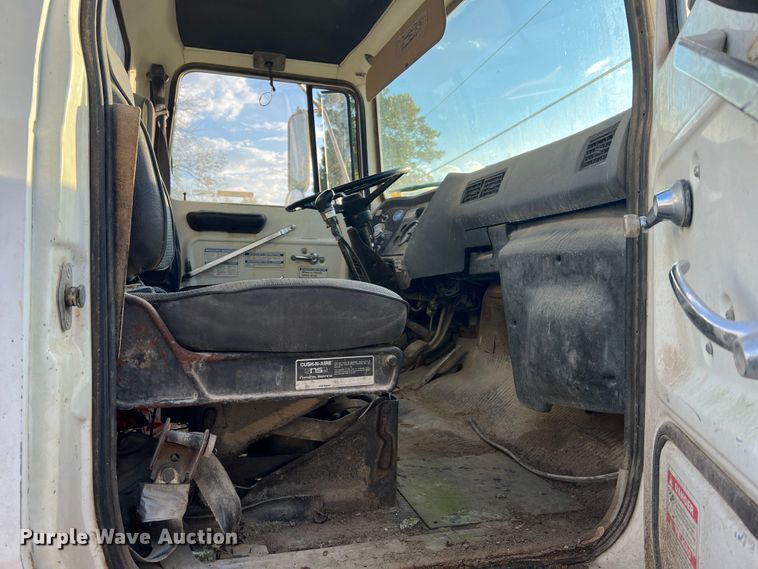 image for item MR9893 1993 Ford LT8000  truck cab and chassis