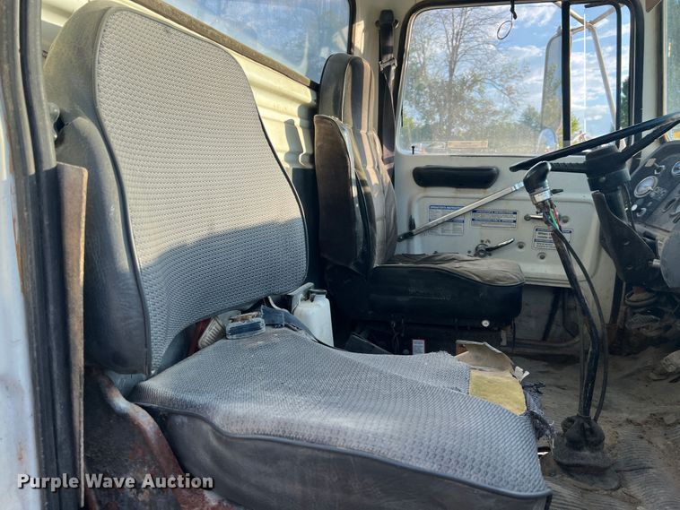 image for item MR9893 1993 Ford LT8000  truck cab and chassis