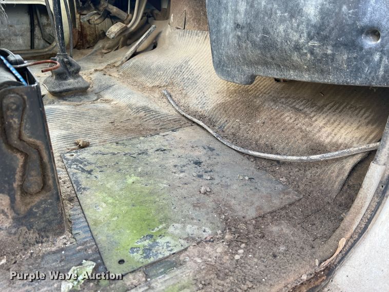 image for item MR9893 1993 Ford LT8000  truck cab and chassis