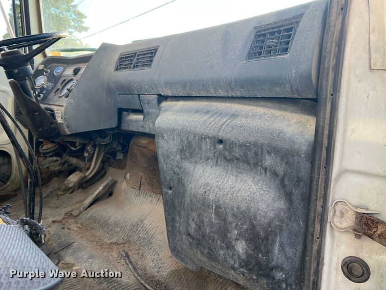 image for item MR9893 1993 Ford LT8000  truck cab and chassis