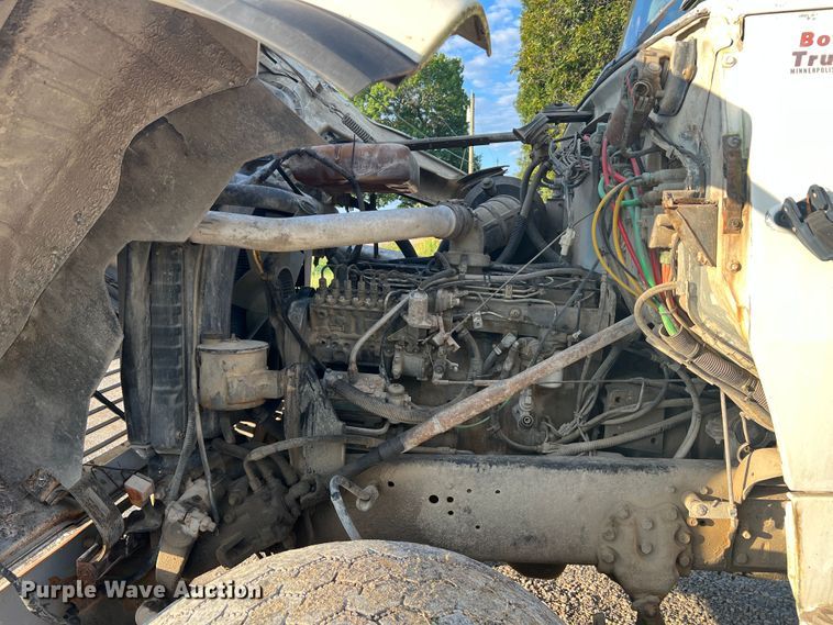 image for item MR9893 1993 Ford LT8000  truck cab and chassis