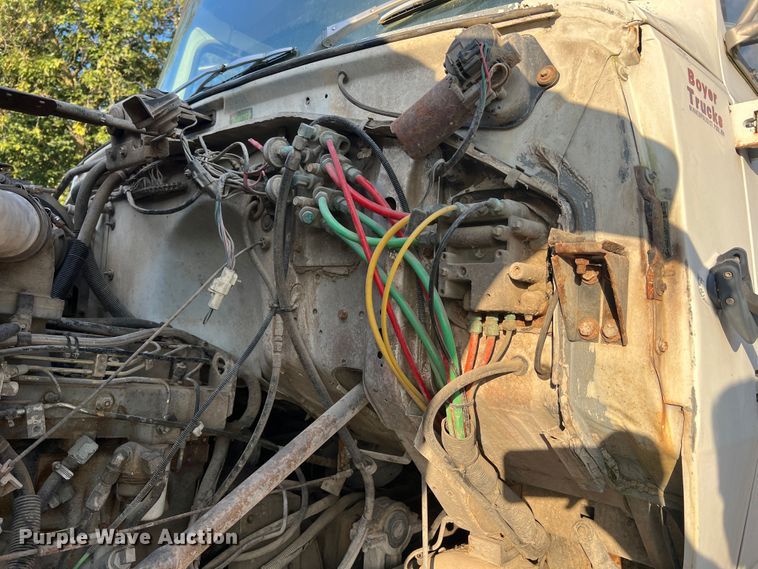 image for item MR9893 1993 Ford LT8000  truck cab and chassis