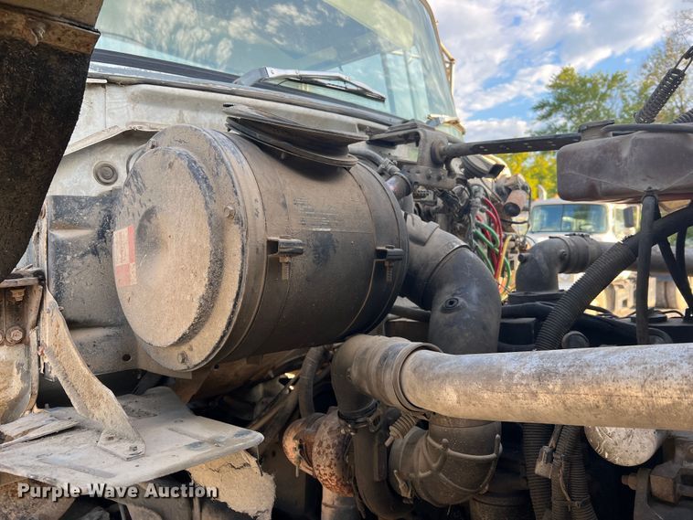 image for item MR9893 1993 Ford LT8000  truck cab and chassis