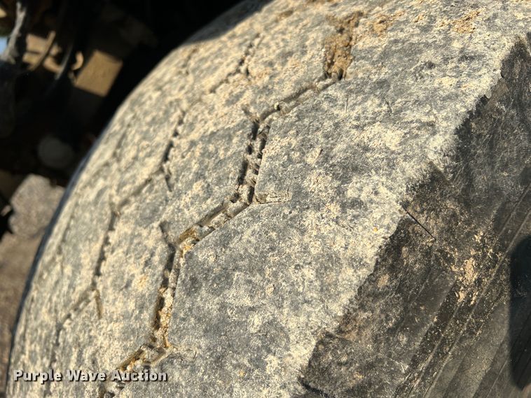 image for item MR9893 1993 Ford LT8000  truck cab and chassis