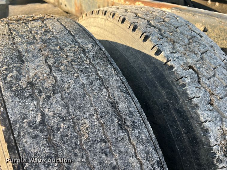 image for item MR9893 1993 Ford LT8000  truck cab and chassis