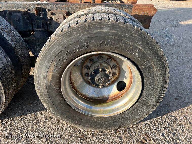 image for item MR9893 1993 Ford LT8000  truck cab and chassis